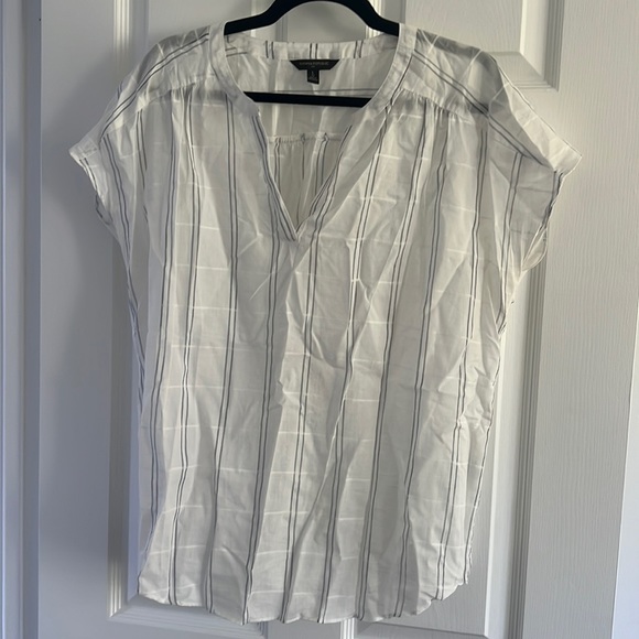 Light weight breezy top! - Picture 1 of 2